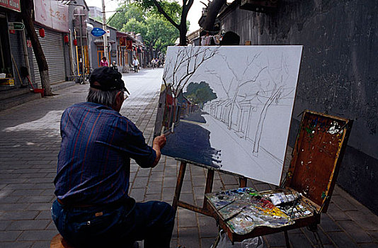 北京后海附近胡同内画画的人