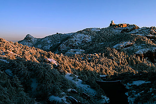 鳌鱼峰上拍雪后的光明顶