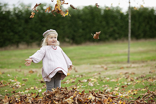 小女孩,投掷,叶子,空中