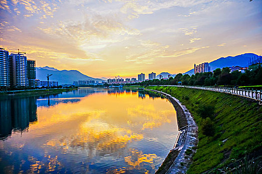 建筑群,高楼,河,灯,夜景,倒影,蓝天,白云