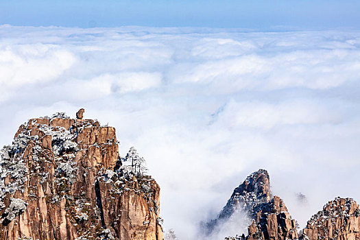 中国安徽黄山风景区,冬日雪后奇峰怪石林立,云雾飘渺宛若仙境