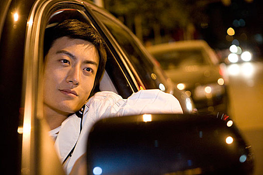 開車的男人