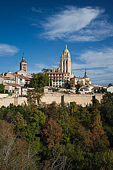 西班牙,卡斯蒂利亚,区域,塞戈维亚省,塞戈维亚,城镇景色,大教堂,城堡