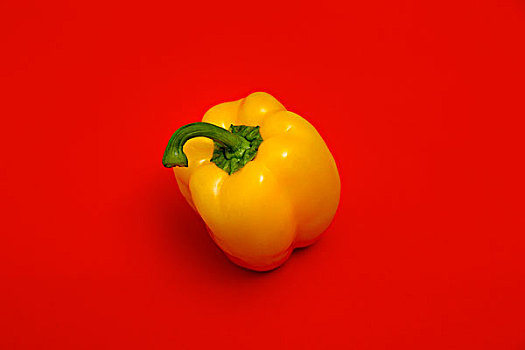 红色背景菜椒
