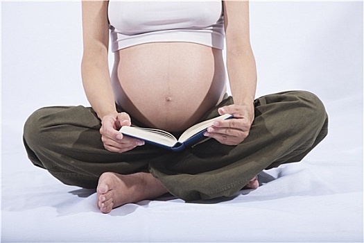 怀孕,坐,读,书本