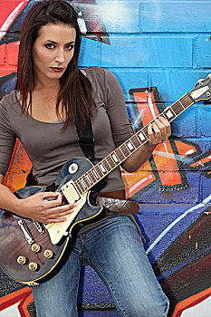 女性,吉他手,站立,墙壁彩绘