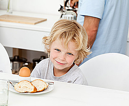 小男孩,吃饭,煮蛋,面包,早餐,厨房