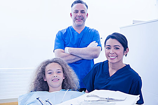 儿科,牙医,协助,小女孩,看镜头,微笑,牙科诊所