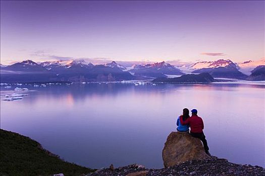 坐,夫妇,岩石上,注视,日落,阿尔西克湖,冰河湾,公园,阿拉斯加