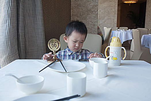 小男孩,幼儿,餐厅,看手机