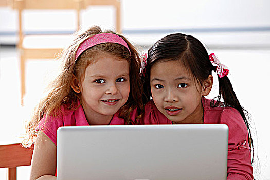 两个女孩,玩,笔记本电脑