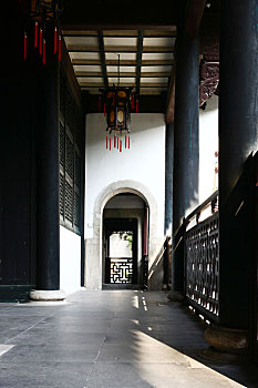 阳光下的杭州文澜阁走廊