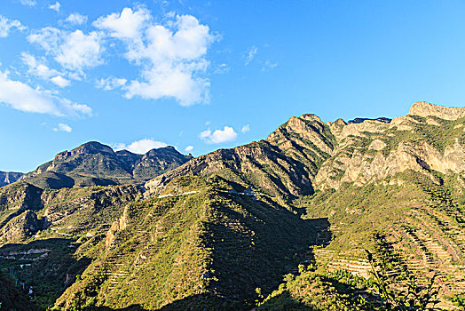 爨底下村群山