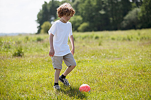 女孩,踢,足球,草场