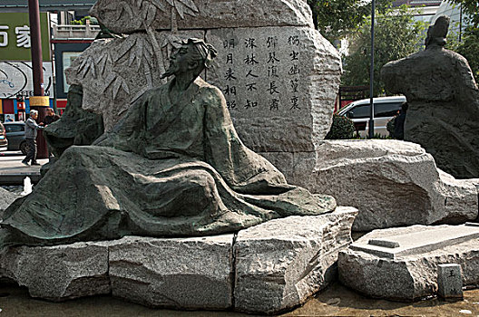西安大雁塔南广场建造的雕塑群唐代诗人王维