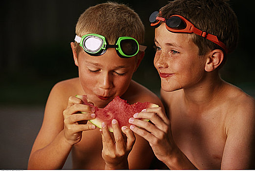 两个男孩,泳衣,吃,西瓜