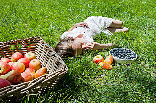 女孩,睡觉,草地,篮子,苹果,梨