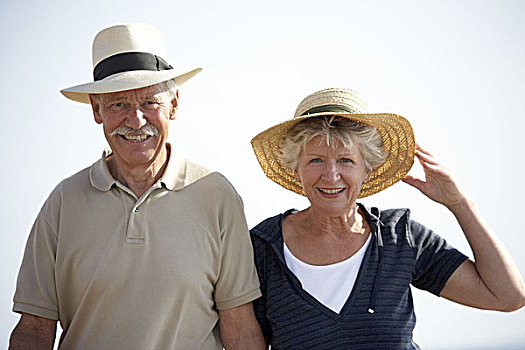 老年,夫妻,愉悦,微笑,太阳帽,走,夏天,养老金,退休,人,两个,老,老人,情侣,一对,退休老人,休闲服,海滩漫步,帽子,头饰,草帽,一起,高兴