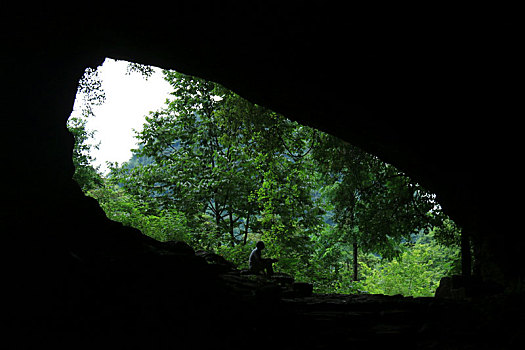 幽静的洞穴