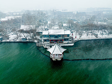 航拍雪后的济南大明湖