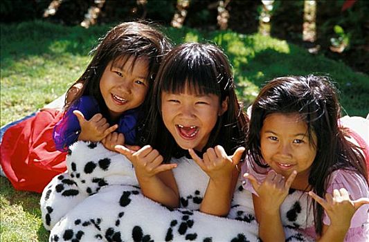 三个,孩子,亚洲人,女孩,毯子,草地,笑,放松,标识