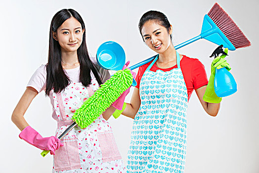 两个健康快乐的亚洲女孩打扫卫生
