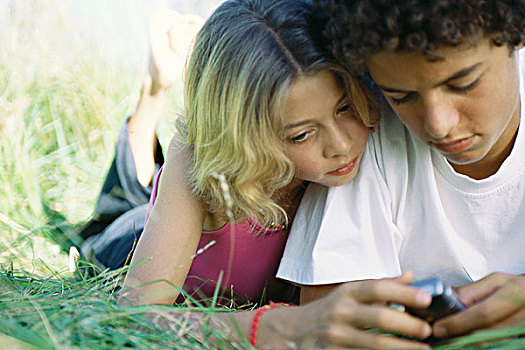 男孩,女孩,卧,草丛,看,手机