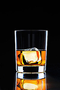 玻璃杯,威士忌,冰块,黑色,表面