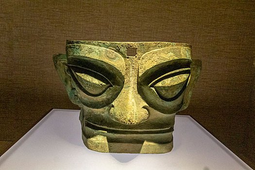 四川广汉三星堆博物馆青铜人面具,商代晚期,1986年三星堆二号祭祀坑出土