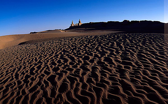 内蒙额济纳旗沙漠中的古堡