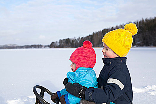 两个,孩子,兄弟,坐,雪橇,雪中,遮盖,风景