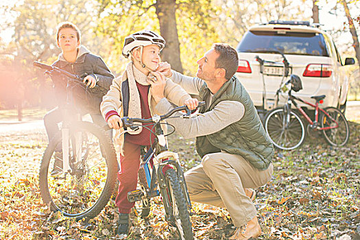 父亲,紧固,头盔,儿子,自行车,秋天,木头