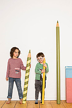 女孩,男孩,站立,拿着,巨大,尺寸,铅笔,文具,靠墙,旁侧
