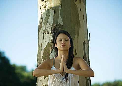 女人,倚靠,树,瑜伽姿势