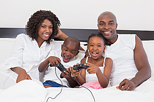 幸福之家,玩电玩,一起,床上