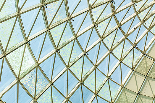 现代商业广场弧形屋顶的玻璃结构立面