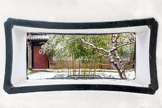 山东省潍坊市十笏园漏窗外的竹林雪景