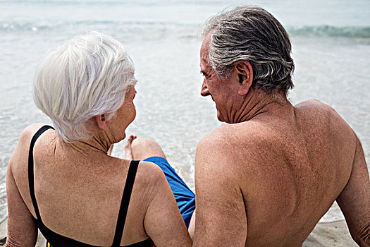 高兴,老年,夫妻,坐,海滩,后视图,晴天