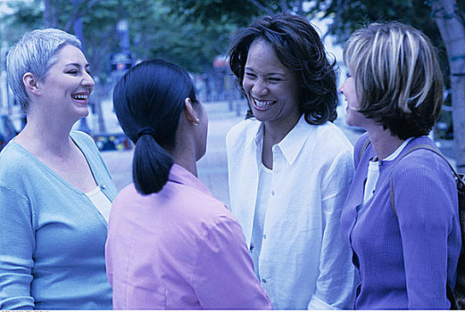 四个女人,站立,户外,笑