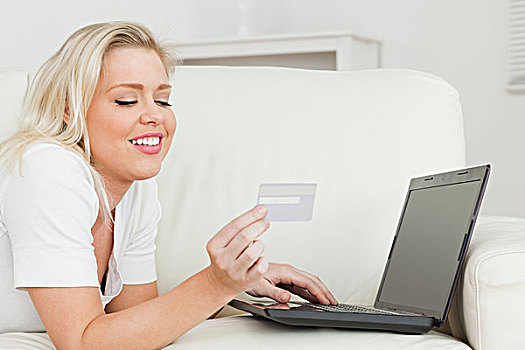 女人,信用卡,笔记本电脑,躺着,沙发