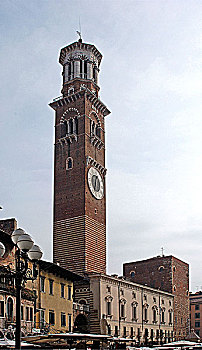 意大利维罗纳市中心布拉广场的钟楼