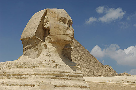 埃及开罗哈夫拉金字塔前的狮身人面像