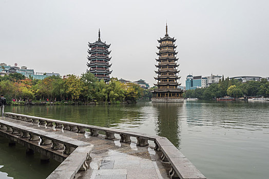 桂林秋季雨中的两江四湖双塔