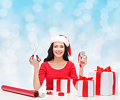 圣诞节,休假,庆贺,装饰,人,概念,微笑,女人,圣诞老人,帽子,剪刀,包装,礼盒,上方,蓝色,背景