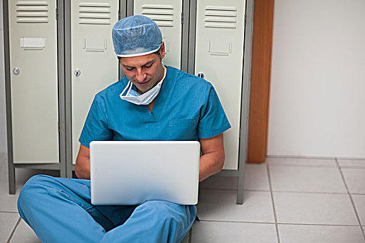 男性,外科,坐,储物柜,拿着,笔记本电脑,医院