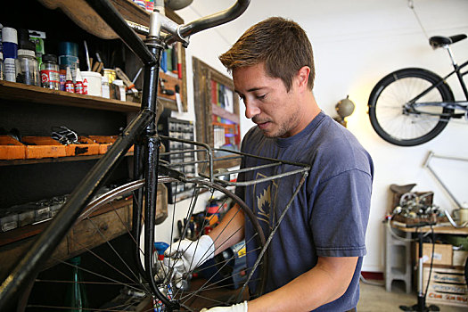 男人,自行车,工作间,修理,背影,轮子