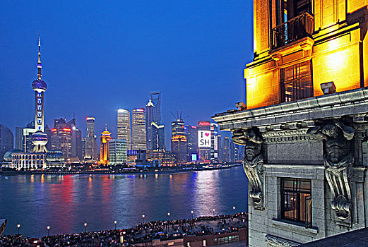 从上海外滩友邦大楼眺望夜色中的浦东陆家嘴