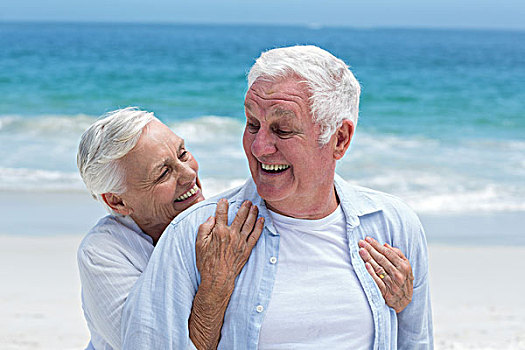 老年,夫妻,搂抱,抱臂,海滩