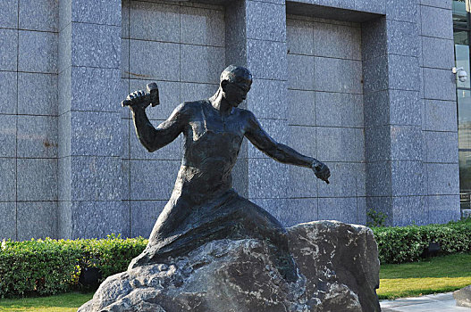东莞行政中心广场人物青铜雕塑