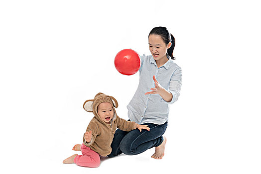 妈妈和宝宝在玩气球